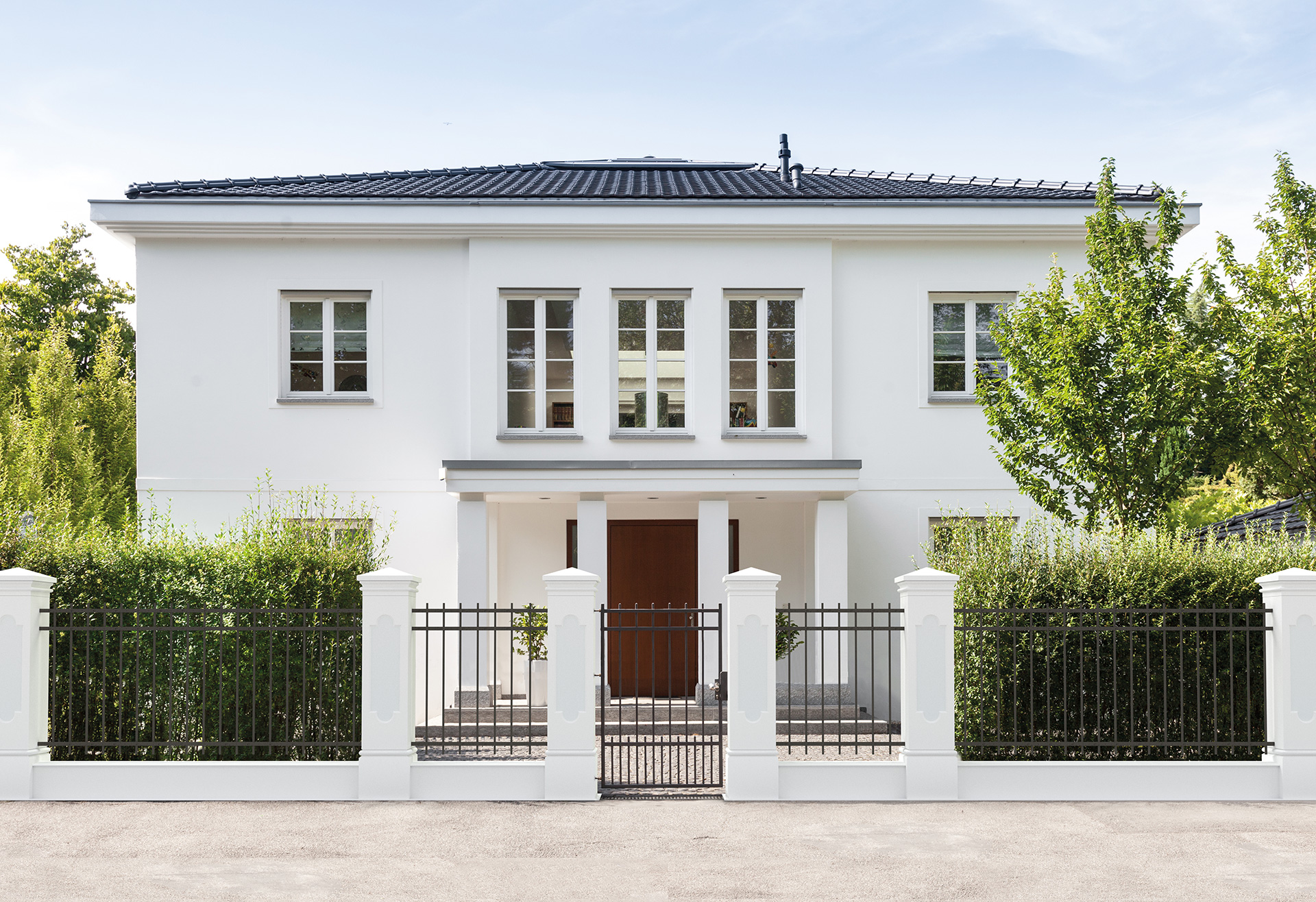 Einfriedung Villa mit Betonpfosten